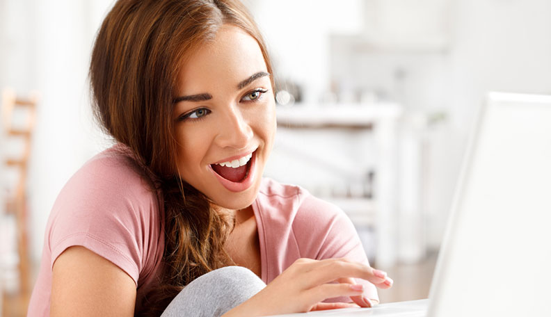 11 ways to flirt with girls online that are super smooth