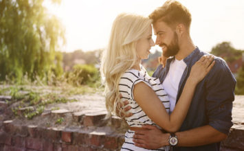 How to Romance a Woman: 26 Ways to Woo the Girl of Your Dreams