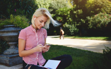 What to Text a Guy to Get His Attention: 25 Texts to Work Your Magic