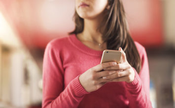 15 Reasons Why Your Ex Still Texts You and Stays in Touch